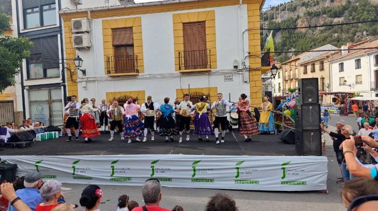 <i>La tarde ha estado marcada por las actuaciones de bailes regionales. / Diario JAÉN.</i>
