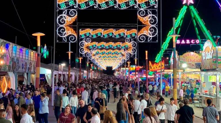 <i>Ambiente de noche en la Feria de San Lucas. / Diario JAÉN.</i>
