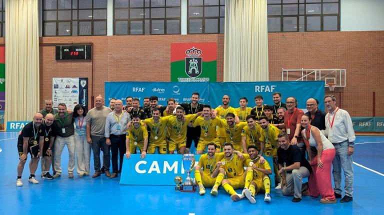 <i>El alcalde de Torredelcampo, Javier Chica junto a los jugadores del Jaén Paraíso Interior FS y miembros del club. / Ayuntamiento de Torredelcampo. </i>