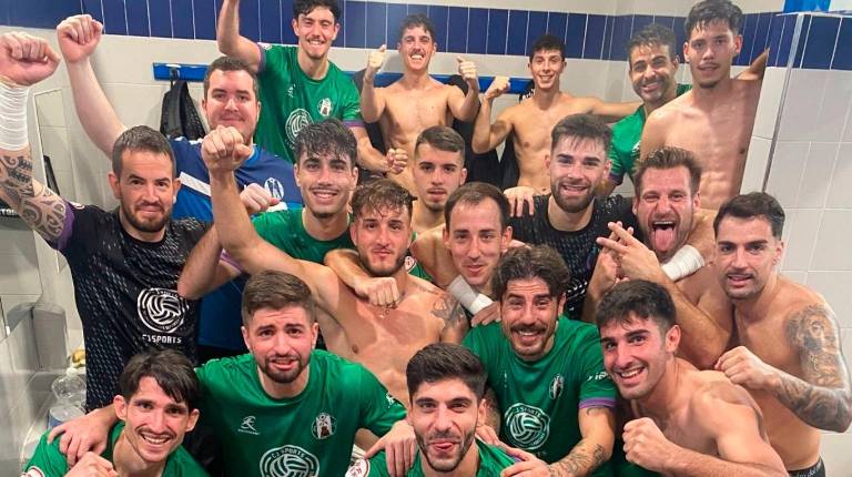 <i>Lopito y Juanca celebran un triunfo con el Atlético Mancha Real. / Atlético Mancha Real.</i>