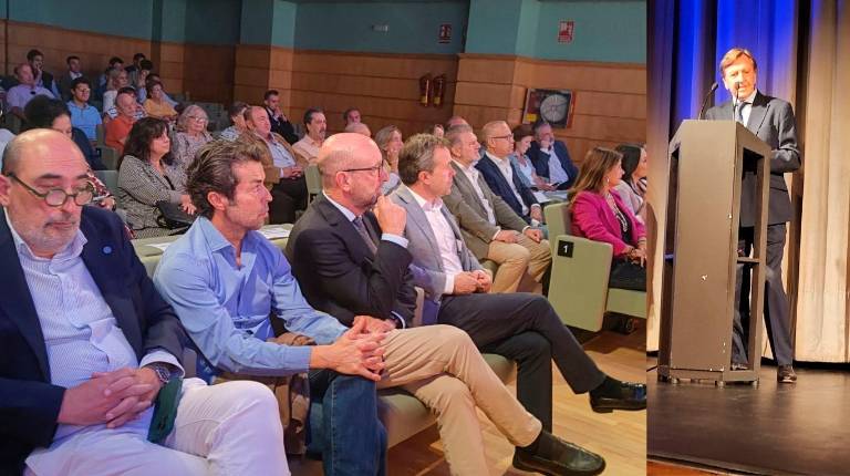 <i>Primera fila del Teatro Darymelia y el torero Curro Vázquez sobre las tablas del Darymelia. / Ana Lechuga / Diario JAÉN.</i>