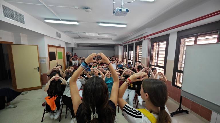 <i>Los profesores y el alumnado del tercer y cuarto curso de ESO forman un corazón con sus manos. / Fran Miranda / Diario JAÉN.</i>