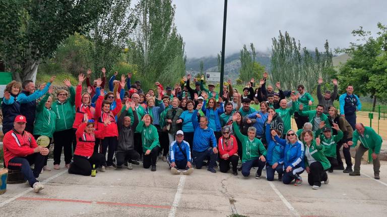 <i>Foto de familia de medallistas y participantes en la última jornada del torneo. / Federación Andaluza de Bolos. </i>