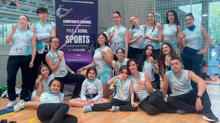 <i>Las jóvenes componentes del equipo sostienen orgullosas sus medallas clasificatorias. / </i>Shara Pole Studio.