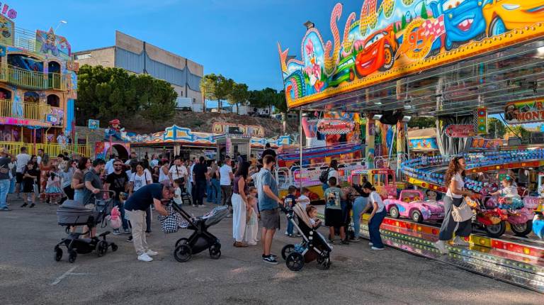 <i>Familias disfrutan de las atracciones en el ferial. / Isabel de la Paz / Diario JAÉN.</i>