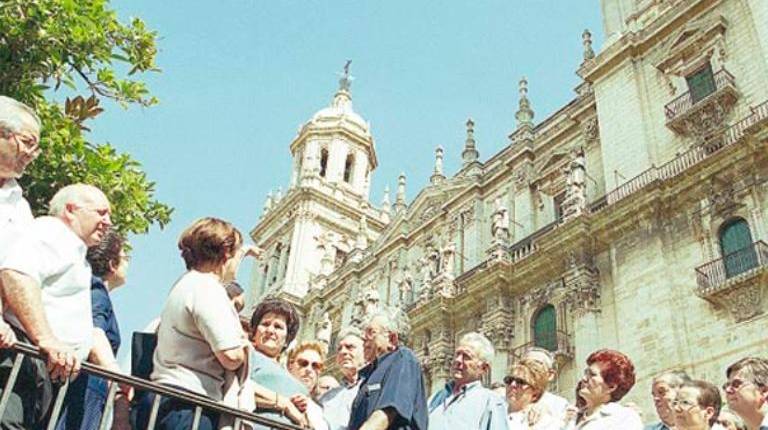 <i>Ciento sesenta mayores de trece centros de día de la provincia conocieron la capital con motivo del Día Mundial del Turismo. / Archivo histórico Diario JAÉN. </i>