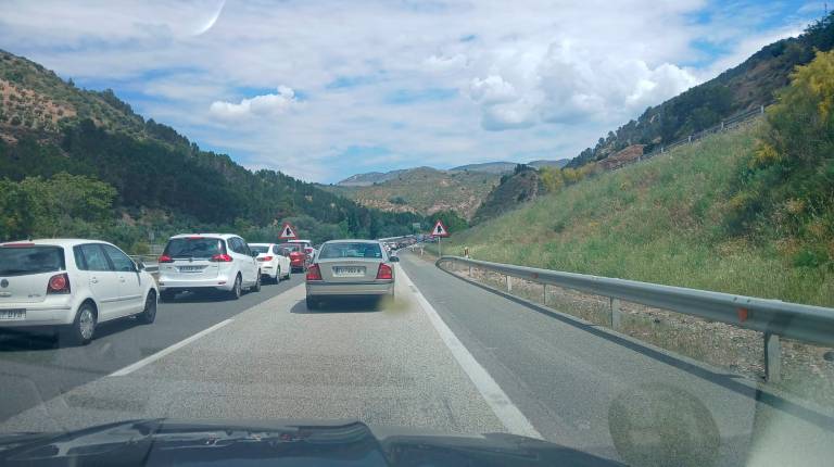<i>Imagen de la congestión del tráfico en la A-44.</i>