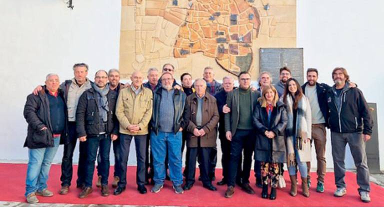 <i>La Asociación de Artesanos de Úbeda, uno de los reconocidos, en una inauguración del mural.</i>