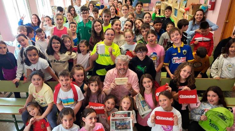 <i>El director de Diario JAÉN, Juan Espejo, junto con los alumnos del CEIP Santiago Apóstol de Valdepeñas de Jaén, donde la semana pasada dio una charla de periodismo y vida.</i>