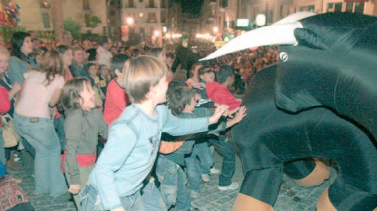 <i>Pequeños y mayores disfrutaron de lo lindo con una cabalgata espectacular y colorista que sorprendió al público. </i>