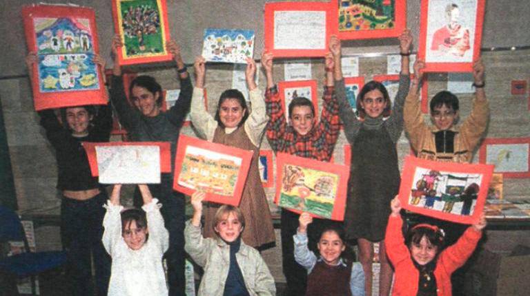 <i>Los galardonados en los certámenes de dibujo, fotografía y redacción posan tras recibir el premio. / Archivo Histórico de Diario JAÉN.</i>