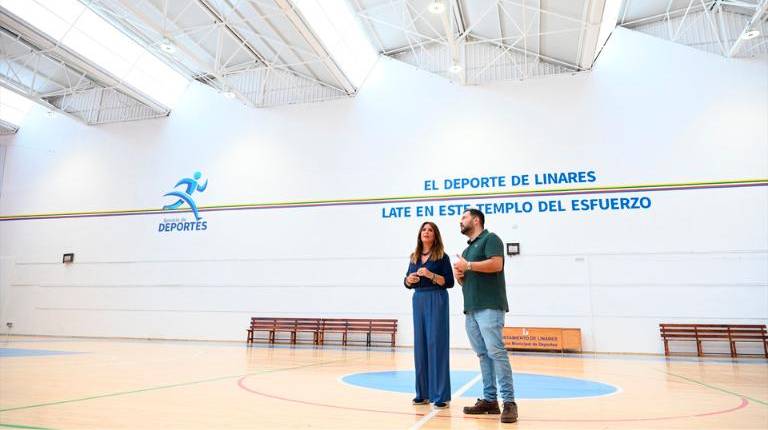 <i>Visita al Pabellón Julián Jiménez. / Ayuntamiento de Linares. </i>