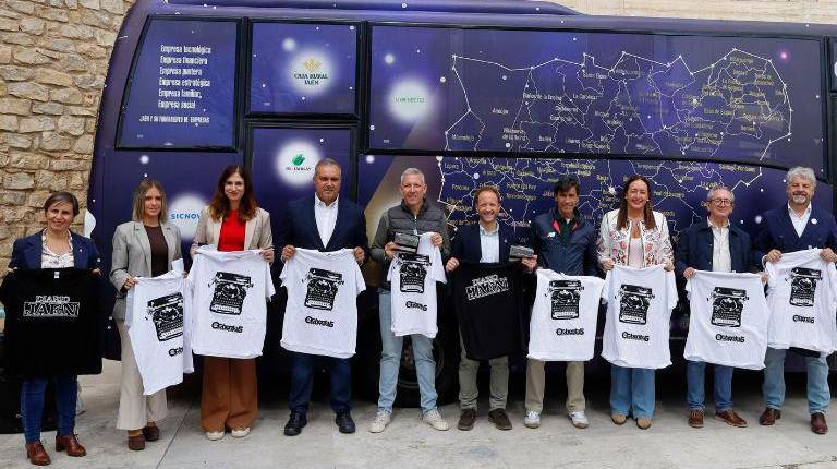 <i>Soledad Aranda, Fátima Sánchez, María Ángeles Romero, Eleuterio Muñoz, José Manuel Martínez, Erik Domínguez, Curro Díaz, Ana María Gómez, Lope Morales y Juan Espejo posan con la camiseta conmemorativa por el 85 Aniversario de Diario JAÉN. / Jason Moyano / Diario JAÉN.</i>