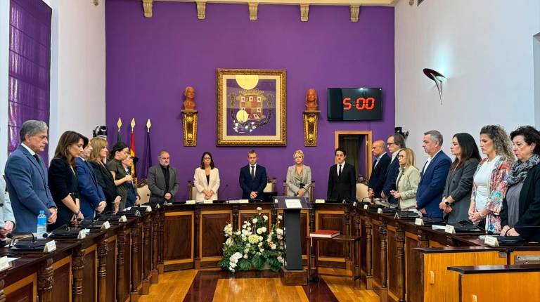 <i>Minuto de silencio en el pleno del Ayuntamiento de Jaén por las víctimas del accidente de trenes de Urda. / Ayuntamiento de Jaén.</i>