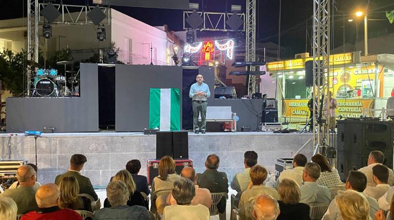 <i>La Plaza de la Autonomía Andaluza de La Bobadilla llena de vecinos y amigos de Enrique Serrano Jiménez que acompañaron al pregonero en la apertura de las fiestas. / Ana Lechuga / Diario JAÉN. </i>
