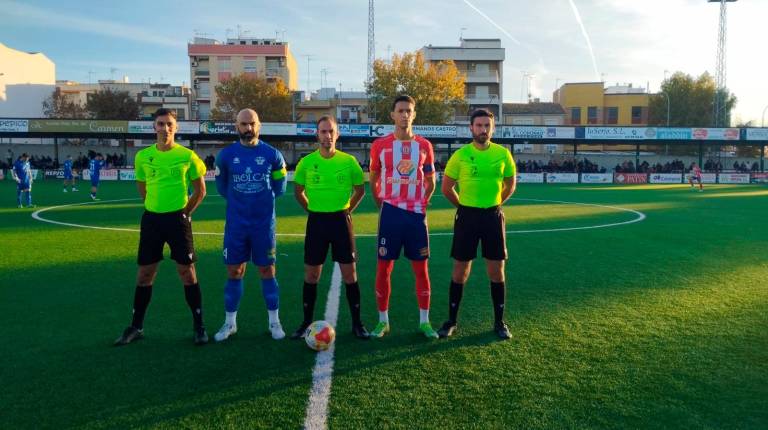 <i>Foto de los capitanes con los árbitros del encuentro. / Atlético Porcuna. </i>