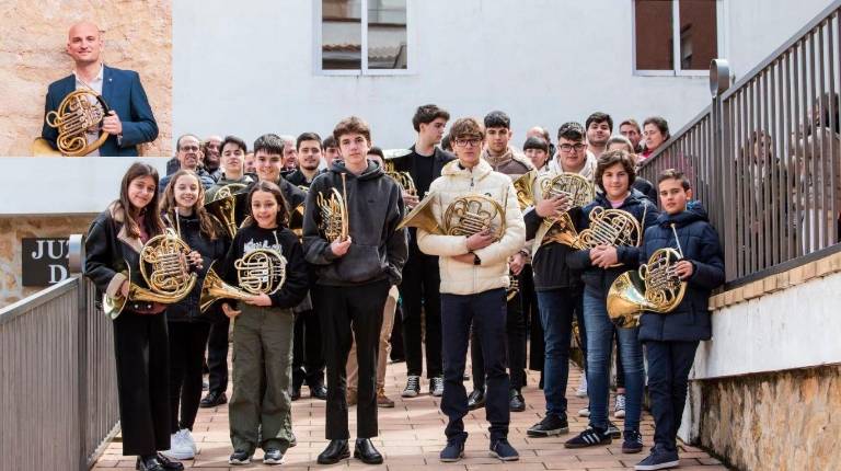 <i>Fotografía de grupo de los jóvenes integrantes de la Asociación de trompistas Jiennenses y, en la parte superior, David Cuenca.</i>