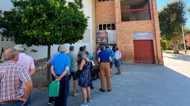 <i>Aficionados taurinos hacen cola el primer día de venta.</i>