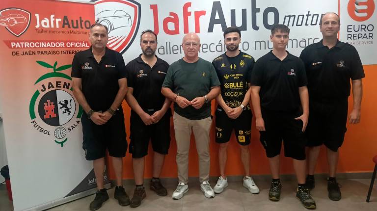 <i>Juanma Méndez, Francisco Torres, Germán Aguayo, César Velasco, Pablo Armenteros y Jacinto Armenteros, al finalizar el acto. / Francisco Gaitán / Diario JAÉN.</i>