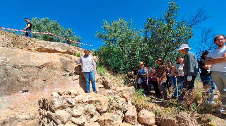 <i>Visita a los nuevos hallazgos en las Piedras de Cardado. / Ayuntamiento de Bailén. </i>