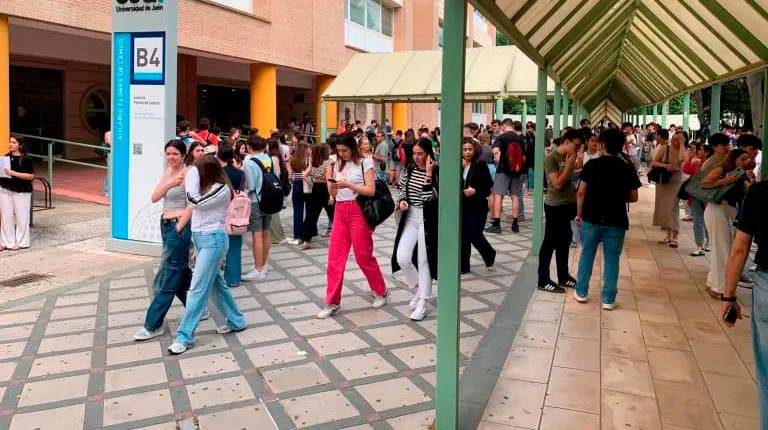 <i>Estudiantes a las puertas de la UJA para realizar la Pueba de Acceso de la Universidad. / Pablo Espinosa Luna / Diario JAÉN.</i>