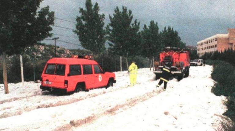 <i>Un vehículo de Bomberos socorre a unos compañeros atrapados entre el granizo en Las Fuentezuelas. / Archivo Histórico de Diario JAÉN.</i>