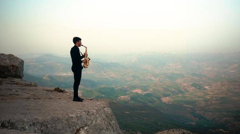 <i>El saxofonista Pablo García Guzmán en el paraje de Piedra Jaén. </i>