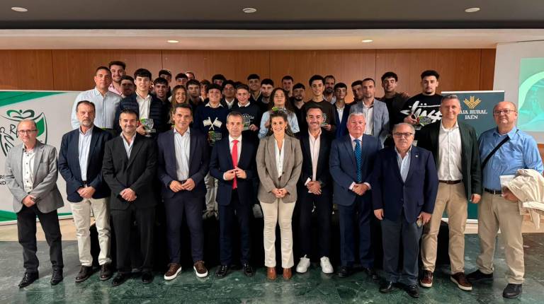 <i>Foto de familia con el alcalde de Jaén, Julio Millán, y la concejala de Deportes, Beatriz López, junto a autoridades federativas y los árbitros premiados durante la Gala Provincial del Arbitraje celebrada en el Hotel HO. / Ayuntamiento de Jaén.</i>