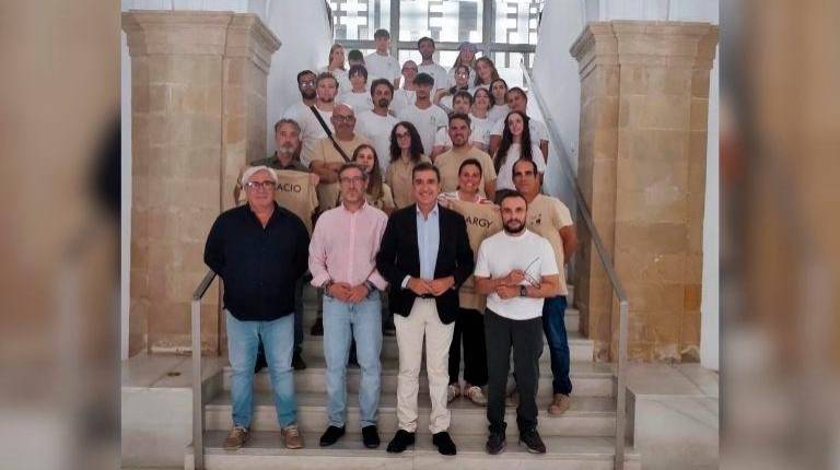 <i>Participantes del voluntariado junto a las autoridades a cargo de la iniciativa. / Junta de Andalucía. </i>