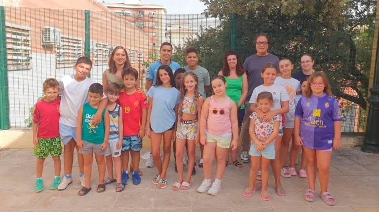 <i> La concejala Ángeles Díaz junto a participantes en la pasada edición de las Escuelas de Verano y el también edil José Manuel Higueras. Archivo. / Ayuntamiento de Jaén.</i>