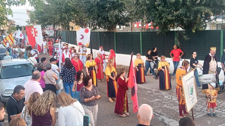 <i>AMBIENTE. Un instante del alarde de Moros y Cristianos a cargo de las catorce asociaciones que acudieron a Carchelejo durante la jornada final del Encuentro Regional. / F. Gaitán / Diario JAÉN.</i>