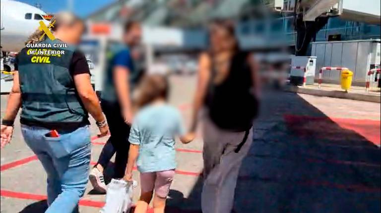 <i>La niña localizada por la Guardia Civil en Kosovo. / Guardia Civil. </i>
