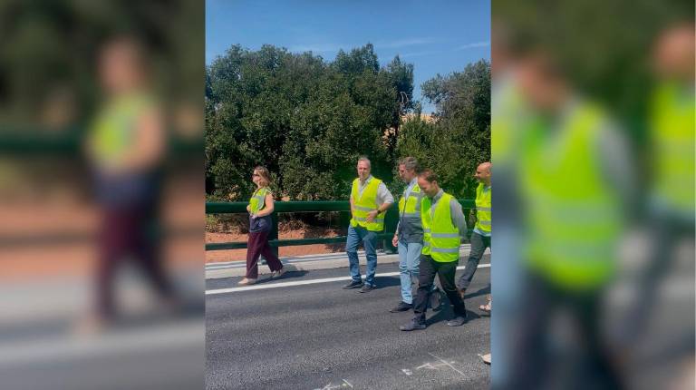 <i>El delegado territorial de la Consejería en Jaén, Miguel Contreras, acompañado por el alcalde de Guarromán, Alberto Rubio visitando la zona. /Junta de Andalucía. </i>