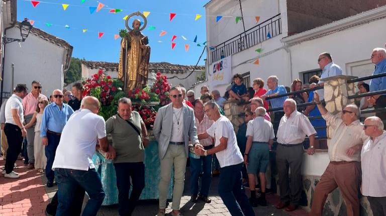 <i>El cortejo de naberos y visitantes que acompañó al patrón de Benatae. / Álvaro Guzguti / Diario JAÉN. </i>