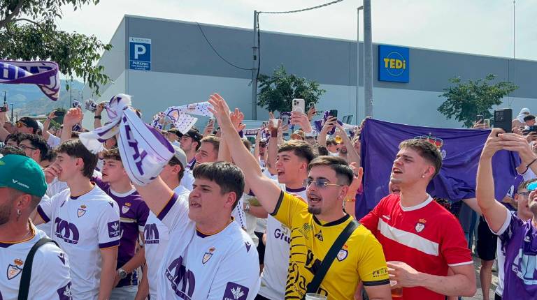 <i>Afición del Real Jaén en el recibimiento a los jugadores en La Victoria. / Álex Gómez / Diario JAÉN. </i>