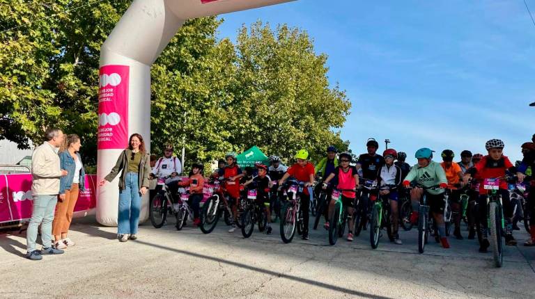 <i>Salida de la sexta edición de la Fiesta de la Bicicleta de Cadena 100 en las inmediaciones de la plaza Empresario Diego Torres. / Ayuntamiento de Jaén. </i>