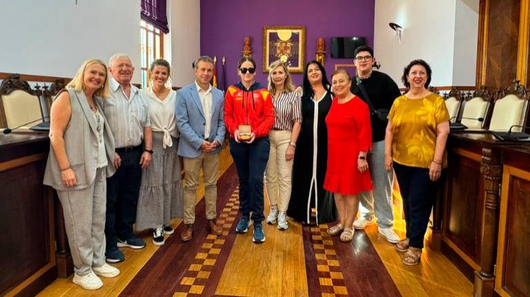 <i>Isabel María López exhibe su medalla de oro junto con Beatriz López, Julio Millán, Margarita Espejo, su guía Toñi Ibáñez y sus familiares. </i>