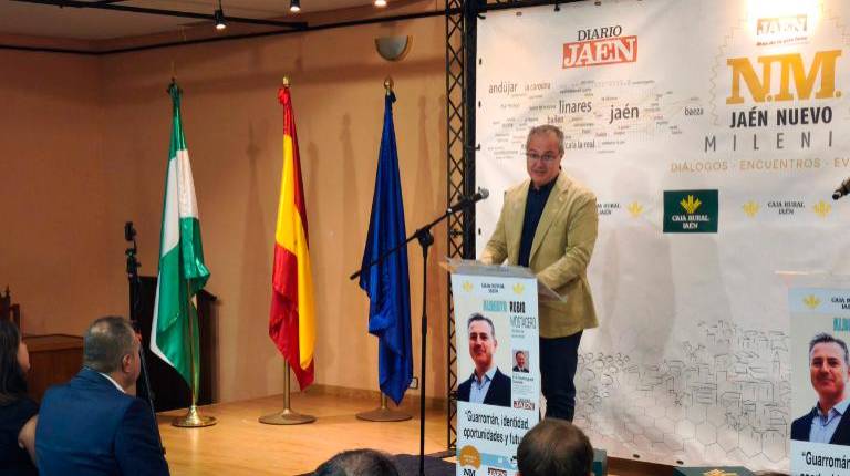 <i>El alcalde de Guarromán, Alberto Rubio, durante su intervención en una nueva edición de los Diálogos “Jaén Nuevo Milenio”. / Agustín Muñoz / Diario Jaén. </i>