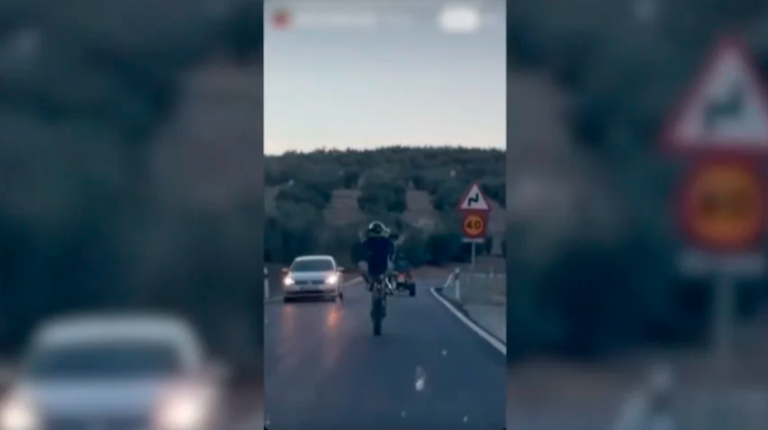 <i>Captura de uno de los vídeos subidos a Instagram en el que se ve al investigado realizando un “caballito” en mitad de la calzada frente a otro vehículo. / Guardia Civil.</i>