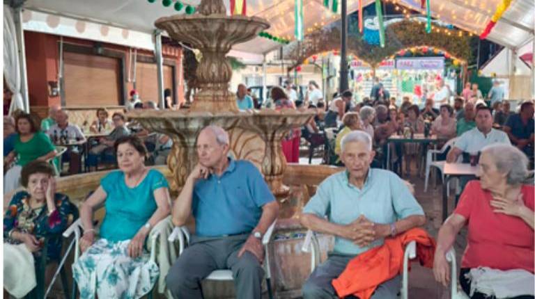 <i>La ciudadanía de Venta de los Santos en la jornada inaugural marcada por el pregón de Antonio Delfa. / Agustín Muñoz / Diario JAÉN. </i>