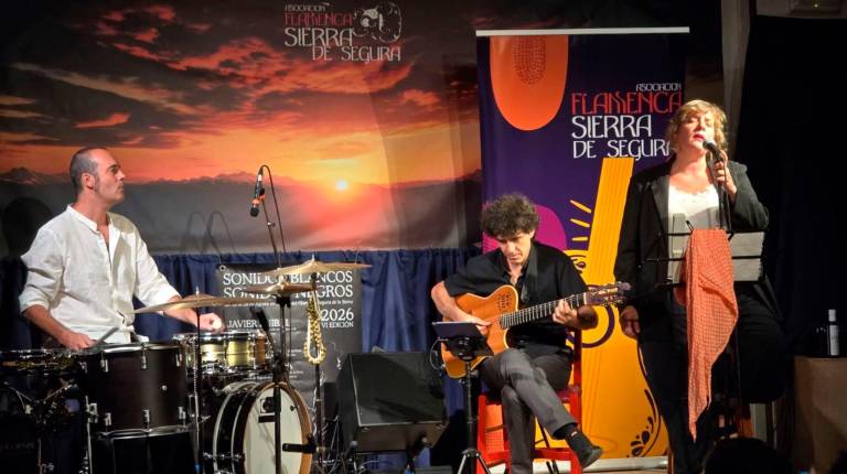 <i>Las actuaciones de Ana Beatriz, Ensemble Mediterráneo y Omar Acosta en la Peña Flamenca de Arroyo del Ojanco llena de público. </i>