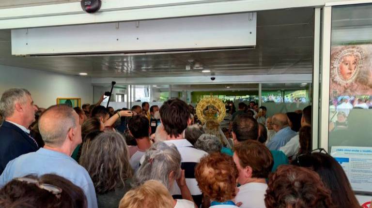 Fotogalería: Los sanitarios introducen a la Virgen de la Capilla en el Hospital Universitario de Jaén en una visita histórica