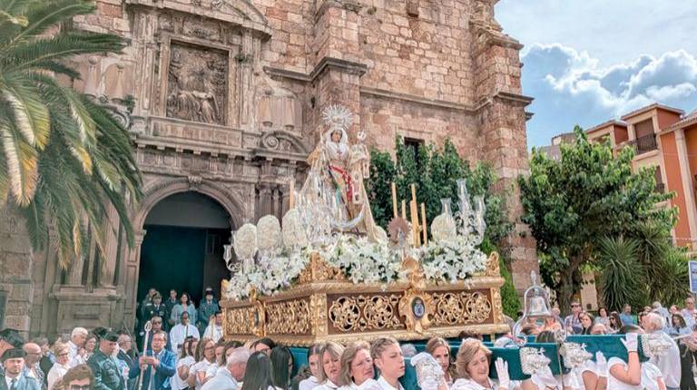 <i>Salida del templo de la Virgen del Rosario. / Isabel de la Paz / Diario JAÉN. </i>