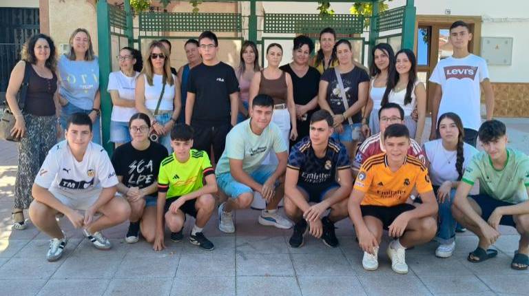 <i>Estudiantes y familiares en la parada del autobús en la manifestación por el transporte escolar en Aldeahermosa. / Elisabeth Ruiz / Diario JAÉN. </i>