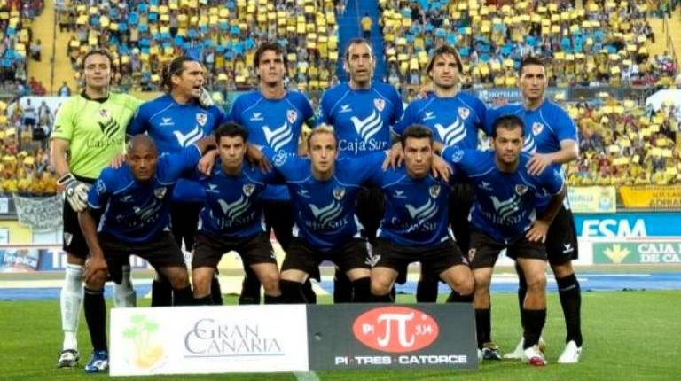 <i>Óscar Benito, primero de pie a la izquierda, con el CD Linares en la final del ascenso ante la UD Las Palmas. / Archivo histórico Diario JAÉN. </i>