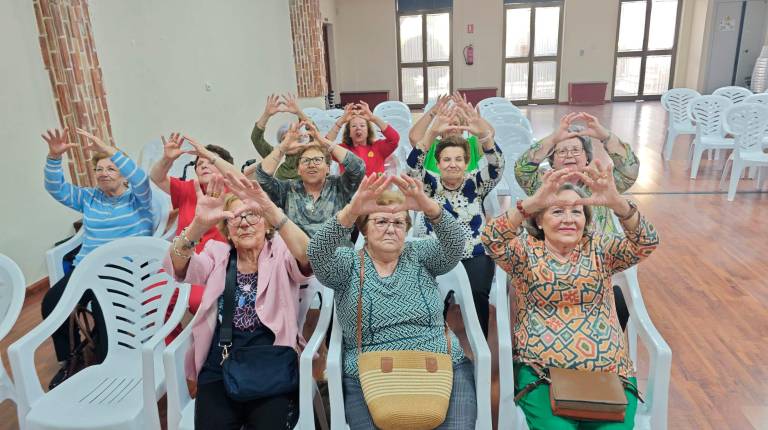 <i>Las alumnas de la Sección de Educación Permanente Trovador Macías de Arjonilla durante una nueva sesión de Prensa-Escuela.</i>
