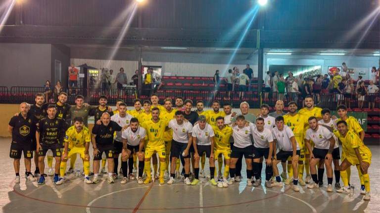 <i>Los equipos del Jaén Paraíso Interior y el Bedmar FS posan después del partido. / Jaén Paraíso Interior FS. </i>