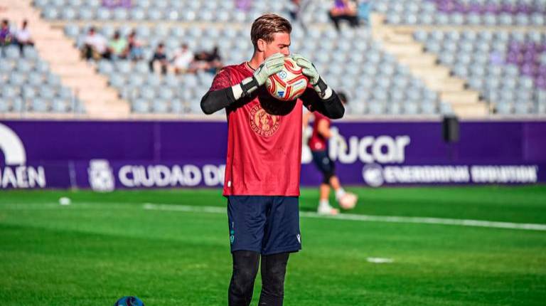 <i>Jaime Morillas sujetando un balón. / Real Jaén CF. </i>