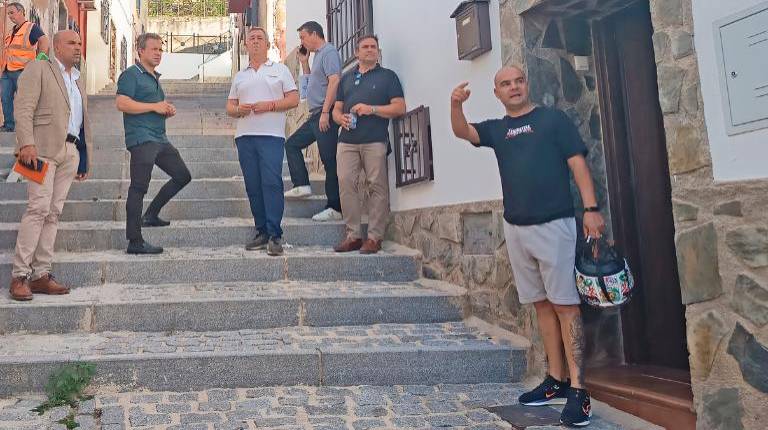 <i>Julio Millán y Javier Padorno en la visita a las obras de renovación integral de la calle Hospitalico. / Ayuntamiento de Jaén. </i>