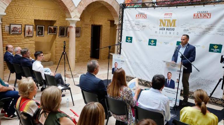 <i>El alcalde de Arjonilla, Luis Miguel Carmona, durante su intervención en una nueva edición de los Diálogos “Jaén Nuevo Milenio”. / Jason Moyano / Diario Jaén.</i>
